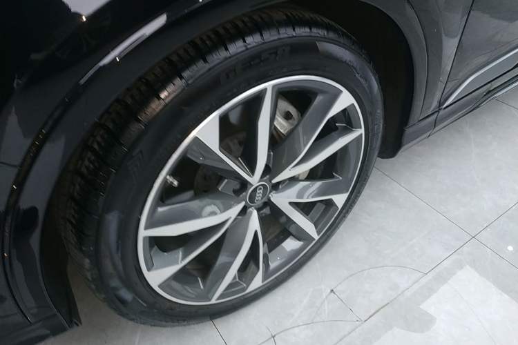 Used Audi Q7 2021 55 TFSI quattro S line Sport model Left Front Wheel Hub