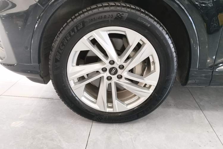 Used Audi Q7 2021 45 TFSI quattro S line Sport model Left Front Wheel Hub