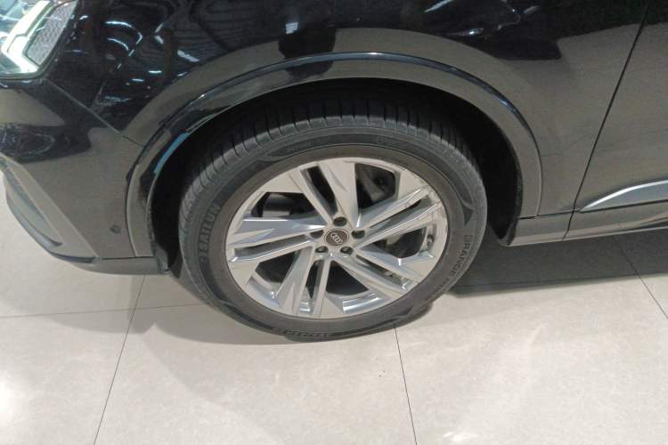 Used Audi Q7 2021 45 TFSI quattro S line Sport model Left Front Wheel Hub
