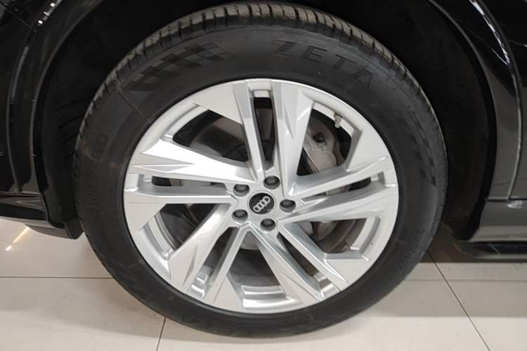 Used Audi Q7 2021 45 TFSI quattro S line Sport model Left Front Wheel Hub