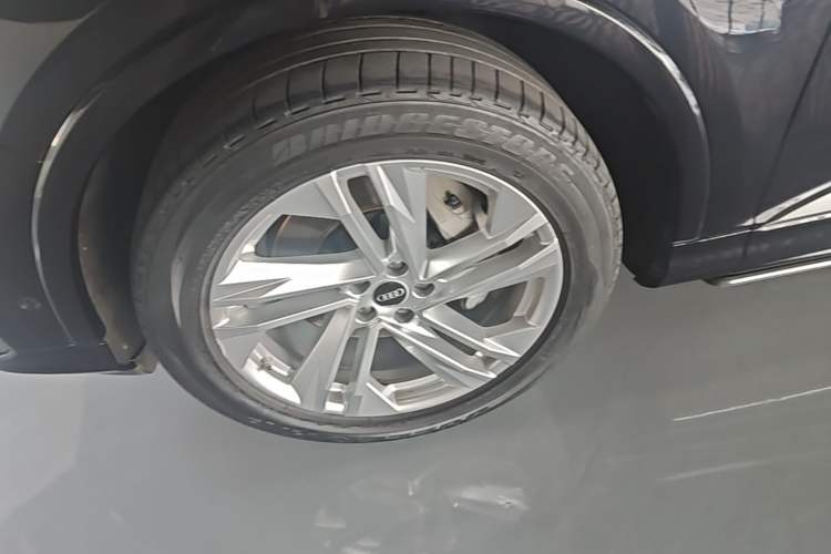 Used Audi Q7 2021 45 TFSI quattro S line Sport model Left Front Wheel Hub