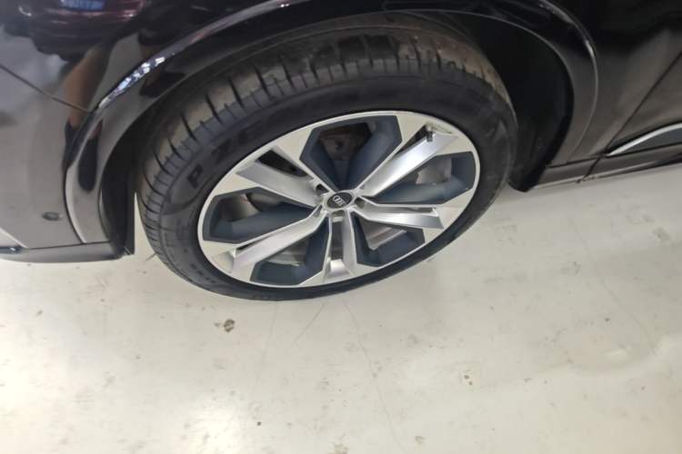 Used Audi Q7 2021 55 TFSI quattro S line Prestige Edition Left Front Wheel Hub