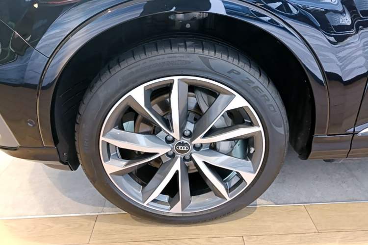 Used Audi Q7 2021 55 TFSI quattro S line Sport model Left Front Wheel Hub