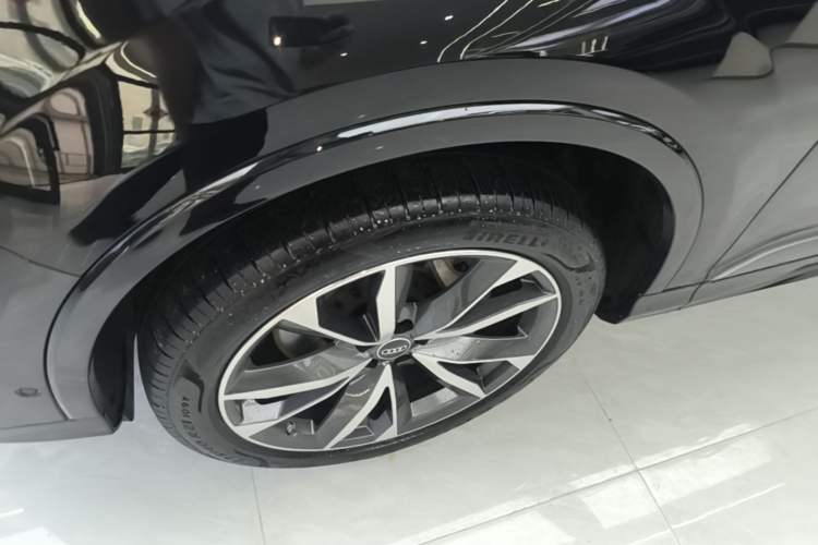 Used Audi Q7 2021 55 TFSI quattro S line Sport model Left Front Wheel Hub