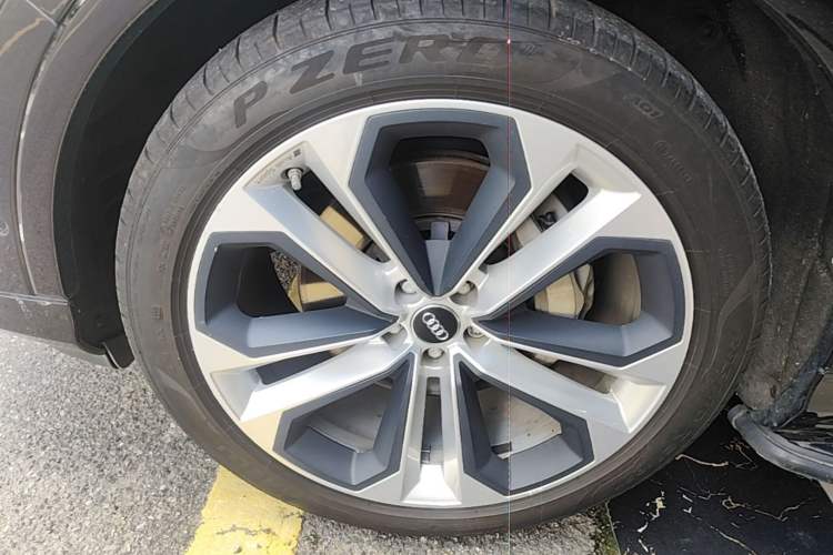 Used Audi Q7 2021 55 TFSI quattro S line Sport model Left Front Wheel Hub