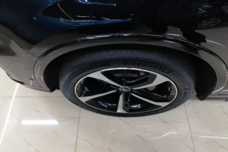 Used Audi Q7 2021 55 TFSI quattro S line Sport model Left Front Wheel Hub