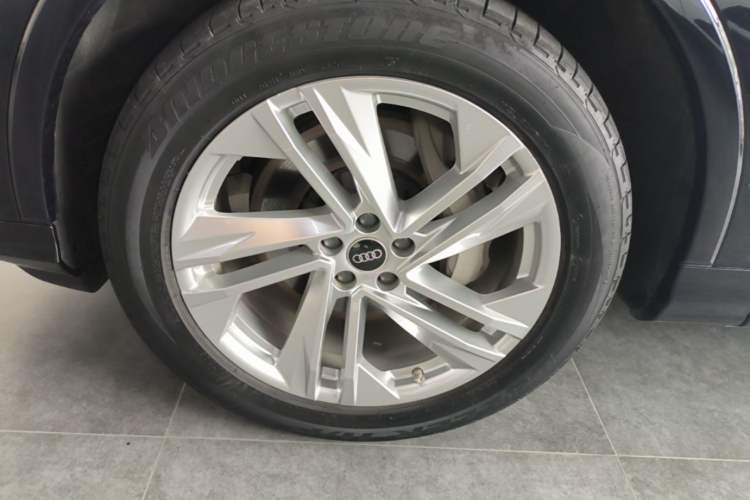 Used Audi Q7 2021 45 TFSI quattro S line Sport model Left Front Wheel Hub