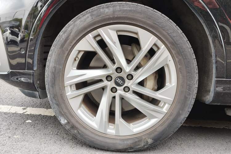 Used Audi Q7 2021 45 TFSI quattro S line Sport model Left Front Wheel Hub