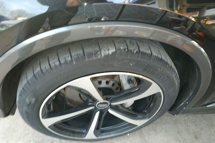 Used Audi Q7 2021 55 TFSI quattro S line Sport model Left Front Wheel Hub