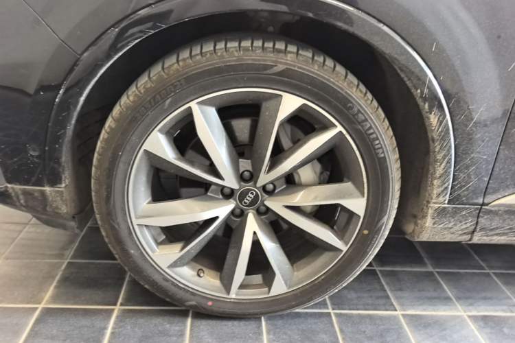 Used Audi Q7 2021 55 TFSI quattro S line Sport model Left Front Wheel Hub