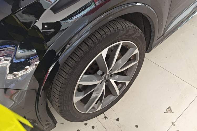 Used Audi Q7 2021 55 TFSI quattro S line Sport model Left Front Wheel Hub
