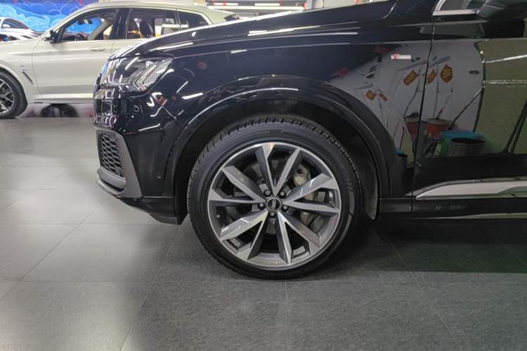 Used Audi Q7 2021 55 TFSI quattro S line Sport model Left Front Wheel Hub