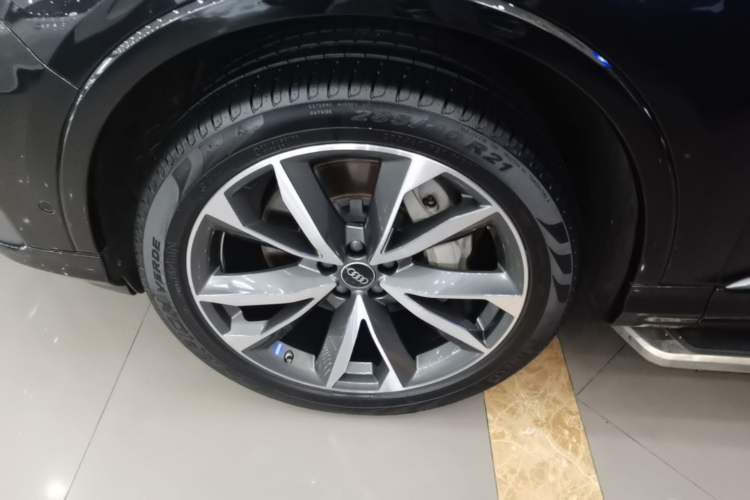 Used Audi Q7 2021 55 TFSI quattro S line Sport model Left Front Wheel Hub