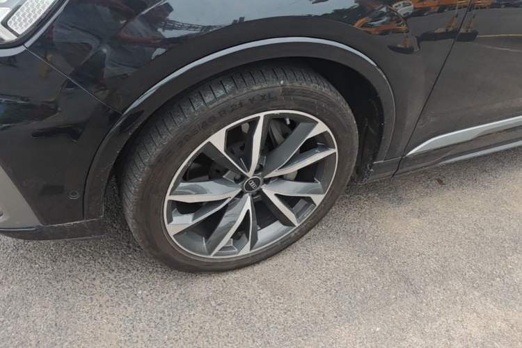 Used Audi Q7 2021 55 TFSI quattro S line Sport model Left Front Wheel Hub