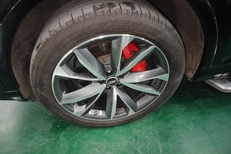 Used Audi Q7 2021 55 TFSI quattro S line Sport model Left Front Wheel Hub