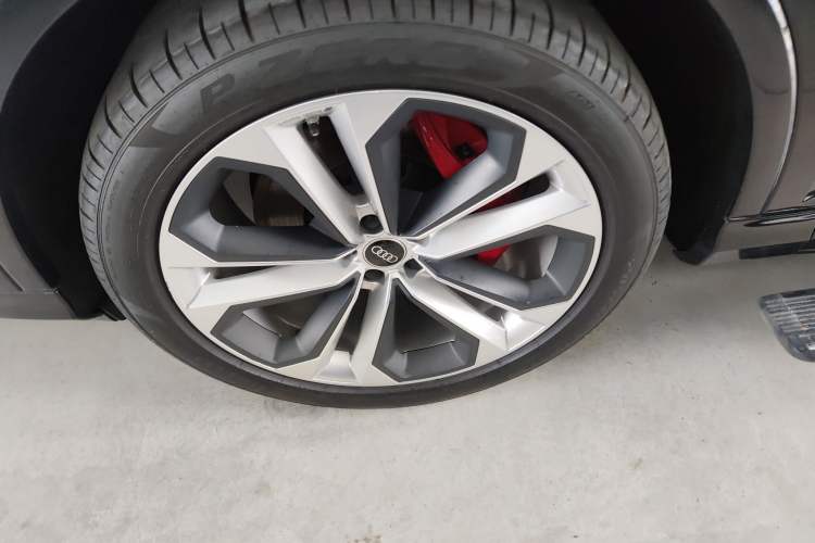 Used Audi Q7 2021 55 TFSI quattro S line Prestige Edition Left Front Wheel Hub