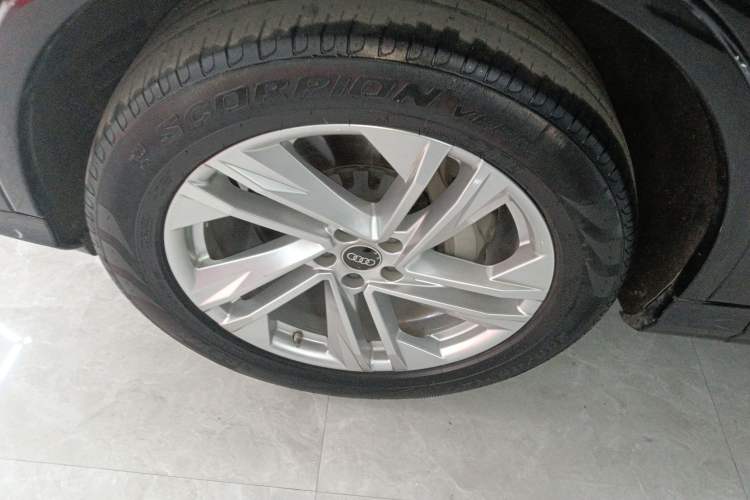 Used Audi Q7 2021 45 TFSI quattro S line Sport model Left Front Wheel Hub