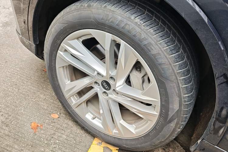 Used Audi Q7 2021 45 TFSI quattro S line Sport model Left Front Wheel Hub