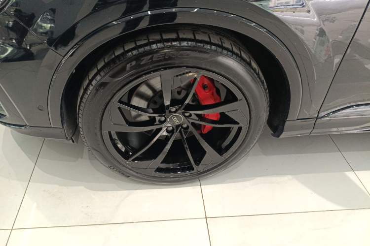 Used Audi Q7 2021 55 TFSI quattro S line Sport model Left Front Wheel Hub