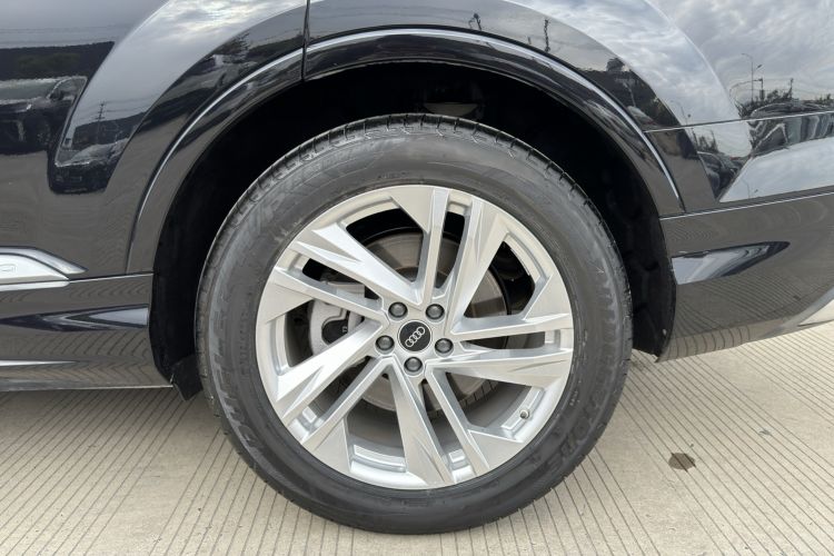 Used Audi Q7 2021 45 TFSI quattro S line Sport model Left Front Wheel Hub