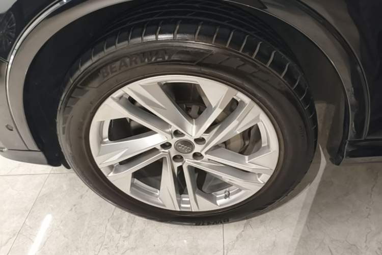 Used Audi Q7 2021 45 TFSI quattro S line Sport model Left Front Wheel Hub