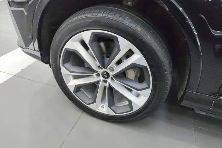 Used Audi Q7 2021 55 TFSI quattro S line Prestige Edition Left Front Wheel Hub