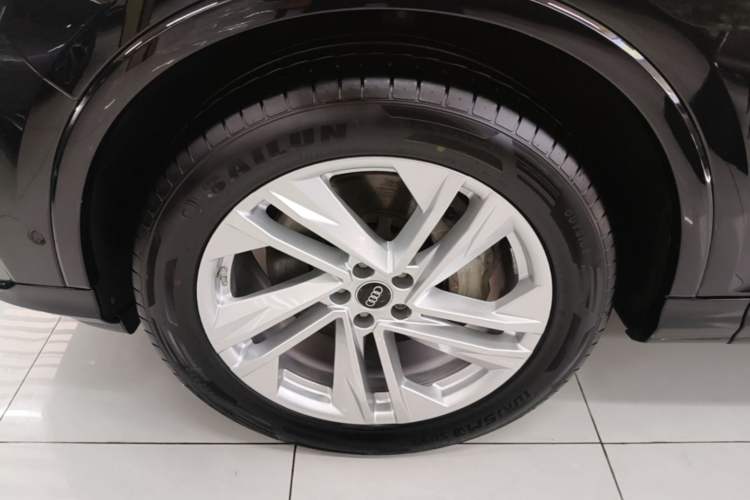 Used Audi Q7 2021 45 TFSI quattro S line Sport model Left Front Wheel Hub