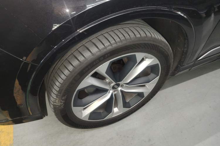 Used Audi Q7 2021 55 TFSI quattro S line Sport model Left Front Wheel Hub