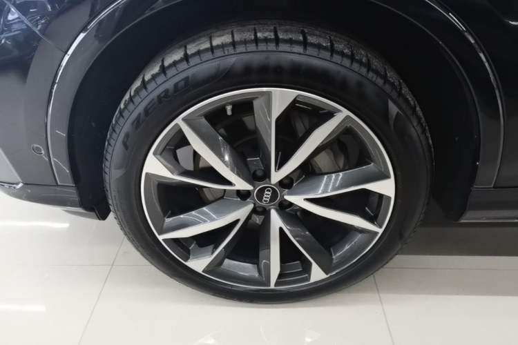 Used Audi Q7 2021 55 TFSI quattro S line Sport model Left Front Wheel Hub