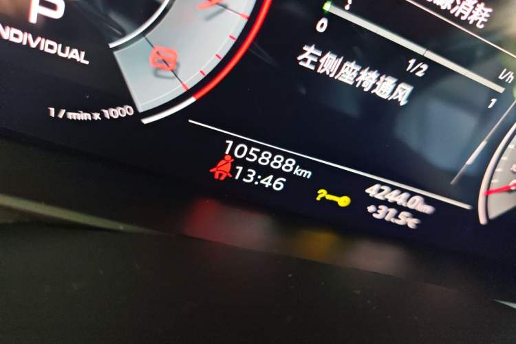 Used Audi Q7 2021 55 TFSI quattro S line Sport model Odometer Close Up