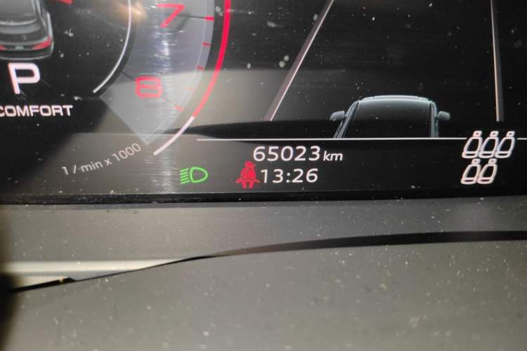 Used Audi Q7 2021 55 TFSI quattro S line Sport model Odometer Close Up