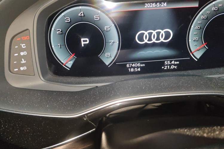 Used Audi Q7 2021 45 TFSI quattro S line Luxury Edition Odometer Close Up