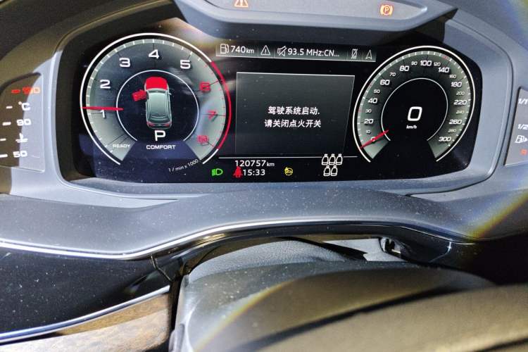 Used Audi Q7 2021 55 TFSI quattro S line Sport model Odometer Close Up