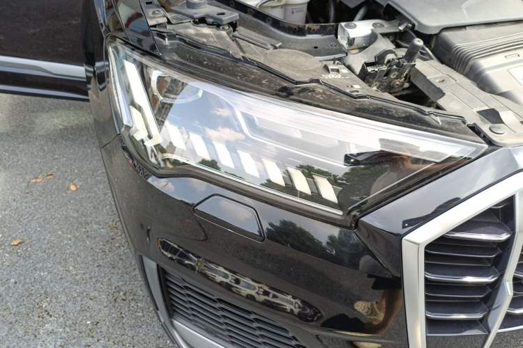 Used Audi Q7 2021 55 TFSI quattro S line Sport model Right Front Headlight