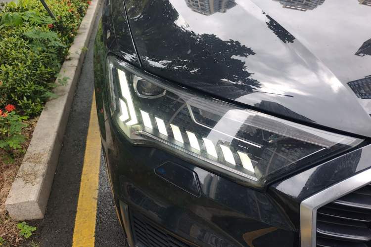 Used Audi Q7 2021 55 TFSI quattro S line Sport model Right Front Headlight
