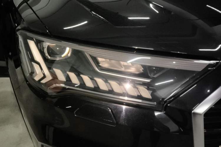 Used Audi Q7 2021 55 TFSI quattro S line Sport model Right Front Headlight