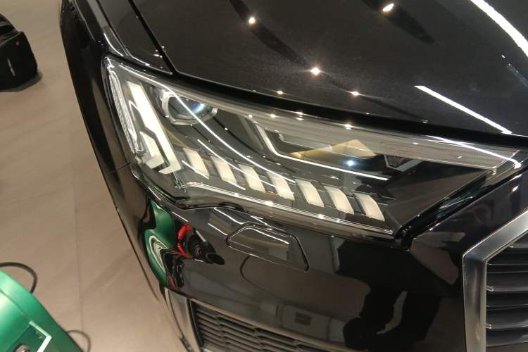 Used Audi Q7 2021 55 TFSI quattro S line Sport model Right Front Headlight