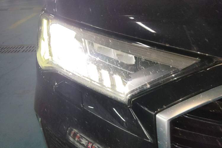 Used Audi Q7 2021 55 TFSI quattro S line Sport model Right Front Headlight