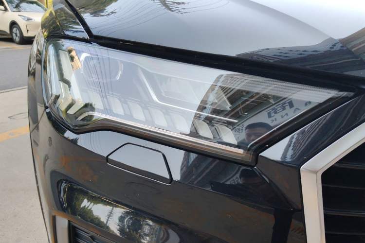 Used Audi Q7 2021 45 TFSI quattro S line Sport model Right Front Headlight