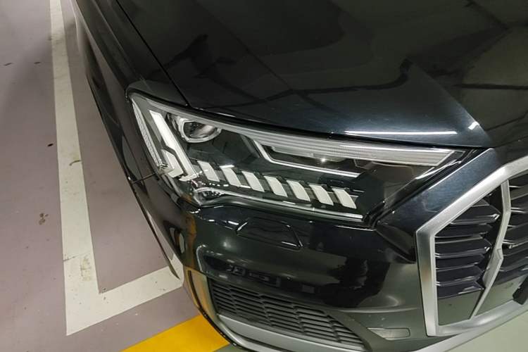 Used Audi Q7 2021 55 TFSI quattro S line Sport model Right Front Headlight