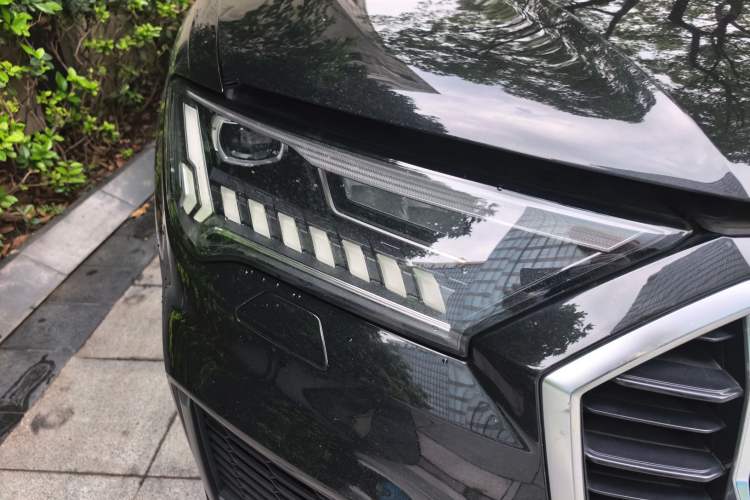 Used Audi Q7 2021 55 TFSI quattro S line Sport model Right Front Headlight