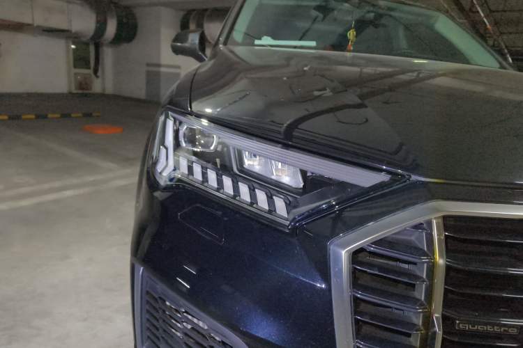 Used Audi Q7 2021 55 TFSI quattro S line Sport model Right Front Headlight