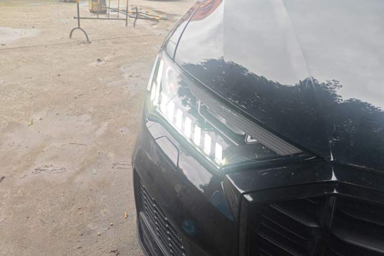 Used Audi Q7 2021 55 TFSI quattro S line Sport model Right Front Headlight