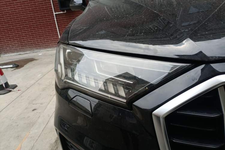 Used Audi Q7 2021 45 TFSI quattro S line Sport model Right Front Headlight