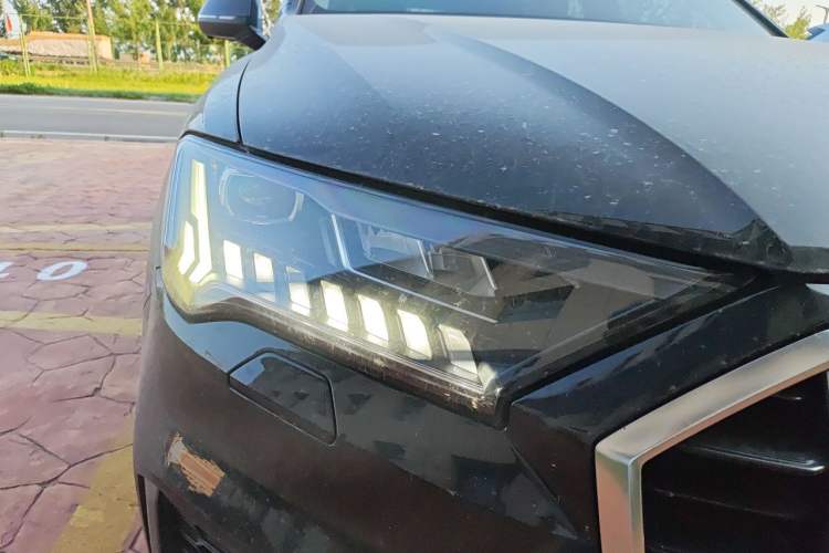 Used Audi Q7 2021 55 TFSI quattro S line Sport model Right Front Headlight