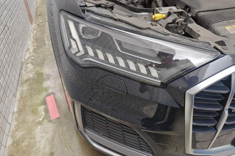 Used Audi Q7 2021 45 TFSI quattro S line Sport model Right Front Headlight