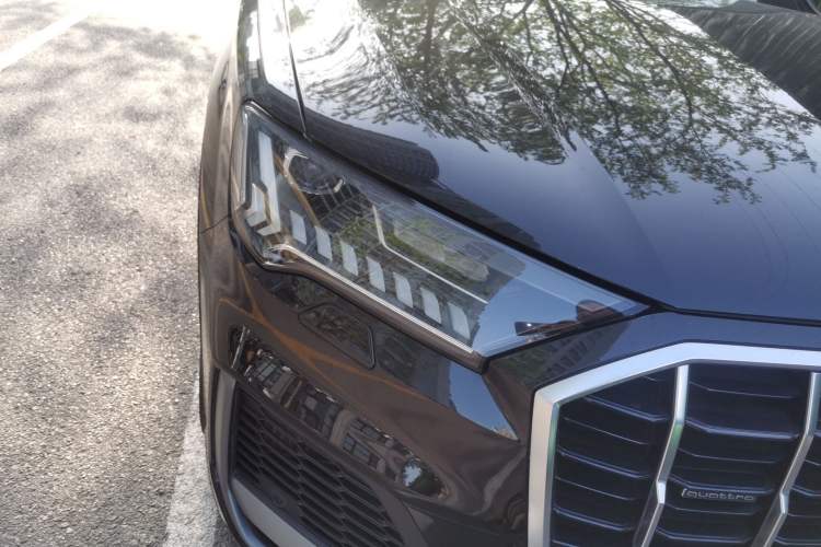 Used Audi Q7 2021 55 TFSI quattro S line Sport model Right Front Headlight