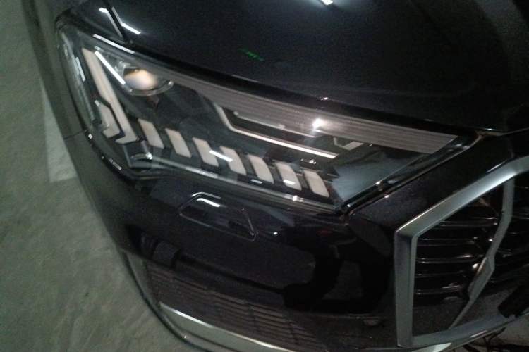 Used Audi Q7 2021 55 TFSI quattro S line Sport model Right Front Headlight
