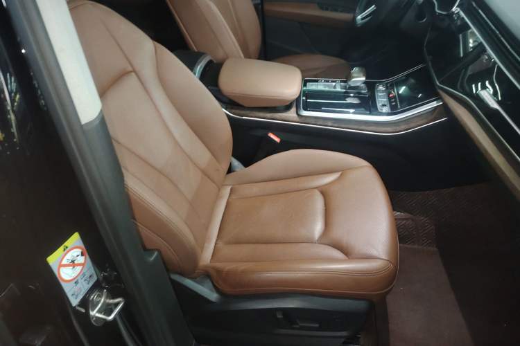 Used Audi Q7 2021 55 TFSI quattro S line Sport model Right Front Seat
