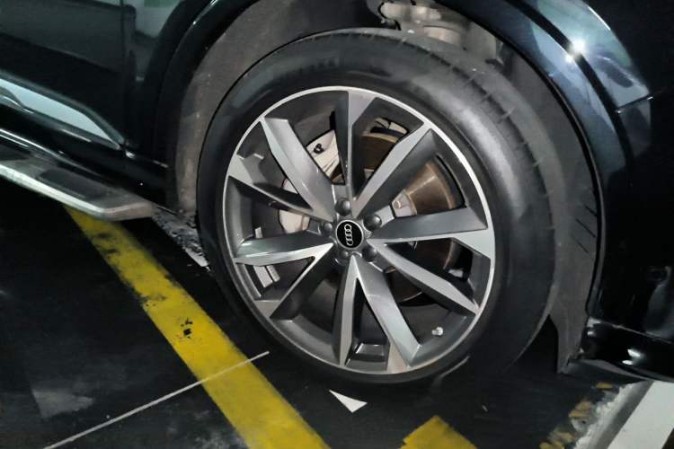 Used Audi Q7 2021 55 TFSI quattro S line Sport model Right Front Wheel Hub
